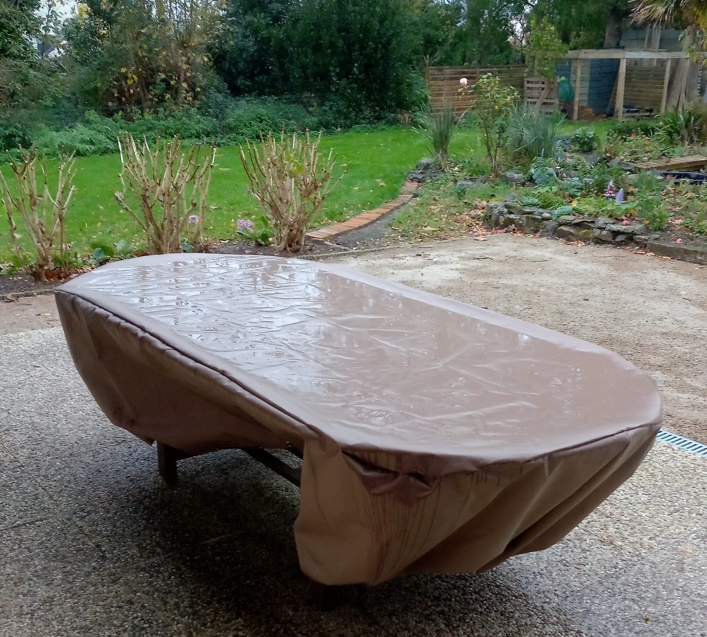 Comment bien prendre les mesures de votre table rectangulaire de jardin  pour une housse de protection ?